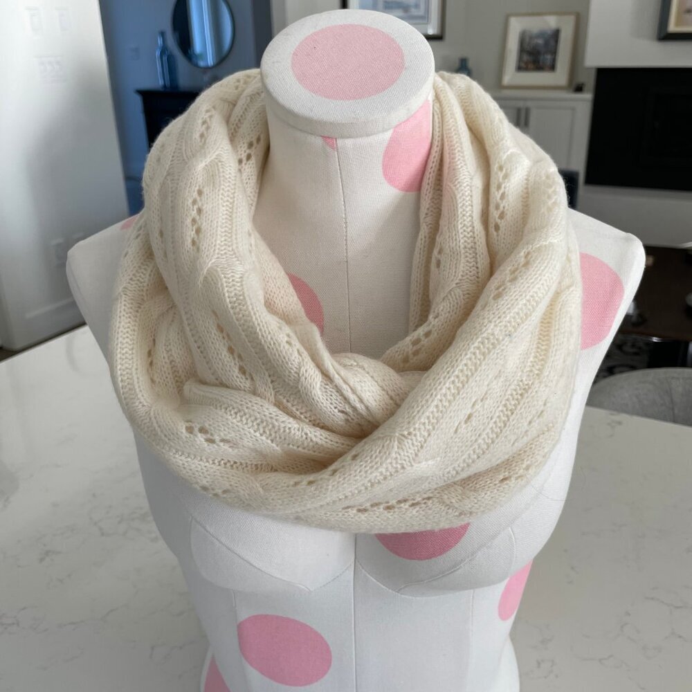 Classic Link Pattern Infinity Knit Scarf in Neutral Soft Cream OS no tags - Picture 2 of 7